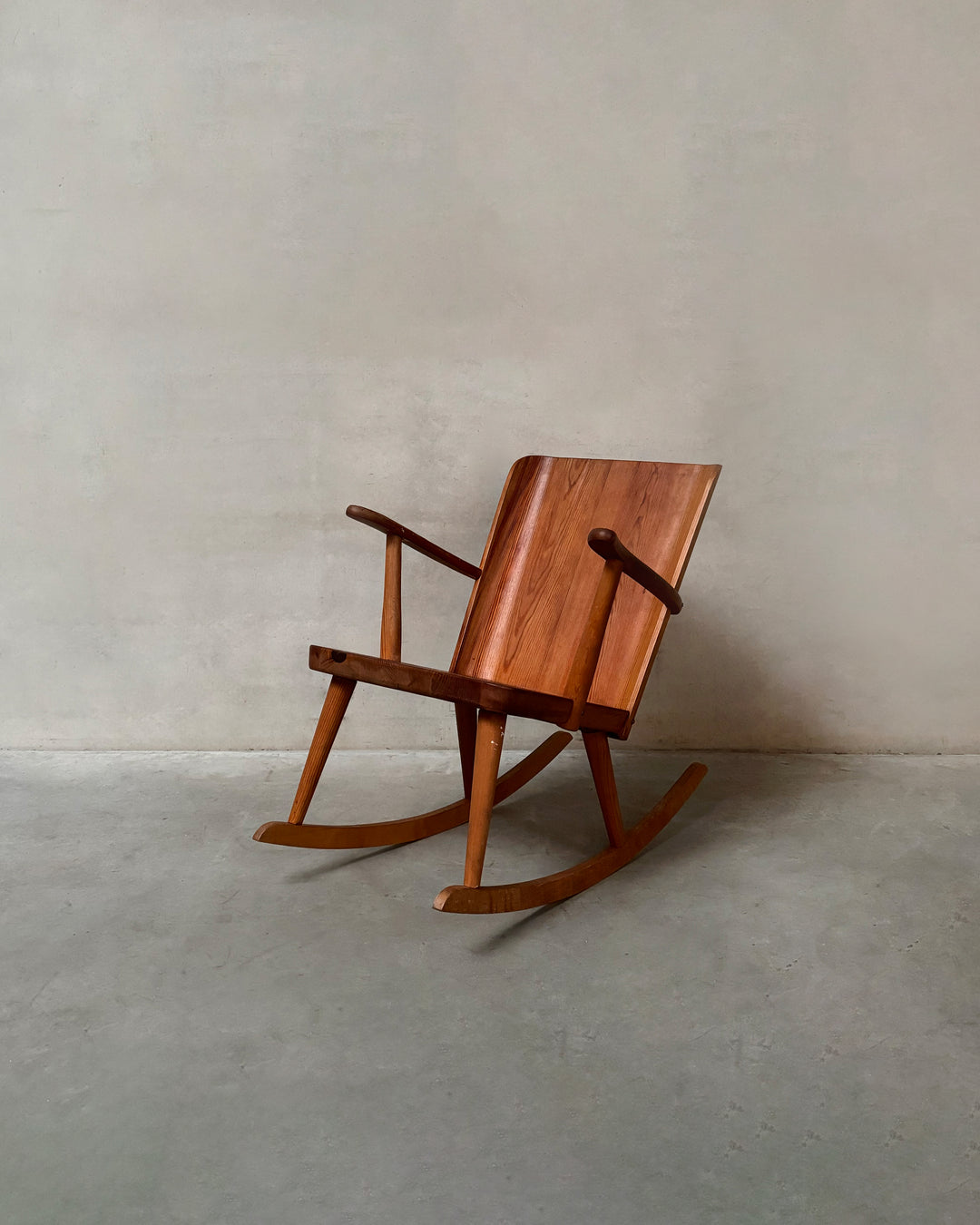 Goran Malmvall rocking chair, vintage design piece, in AM Designs showroom, Antwerpen