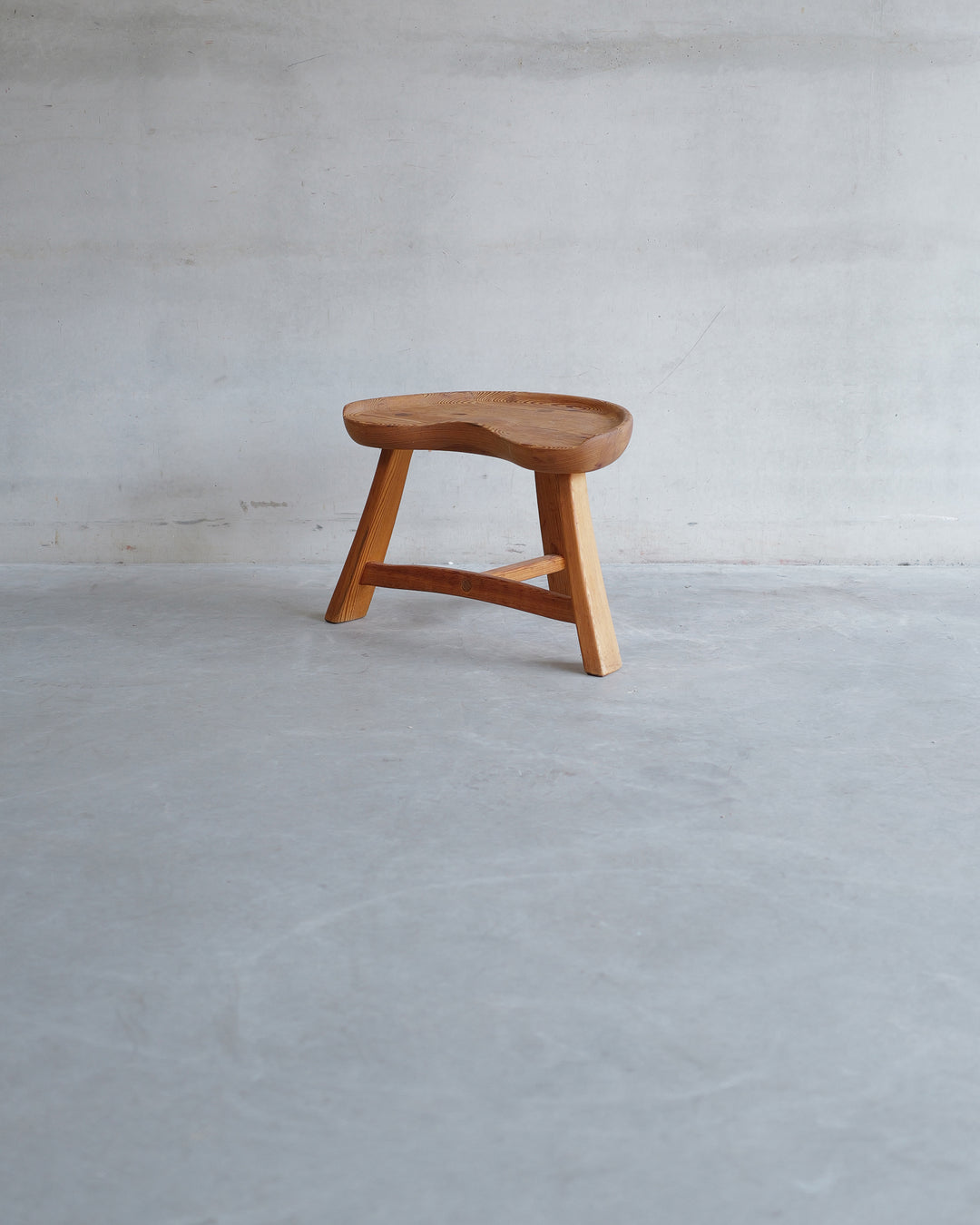 Krogenaes model 522 stool, vintage design piece, in AM Designs showroom, Antwerpen