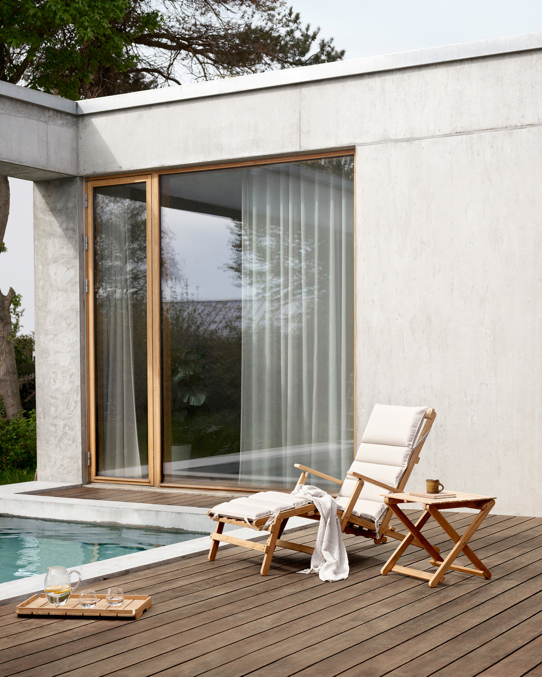 BM5565 Deck chair with footrest, outdoor seating, in AM Designs showroom, Antwerpen