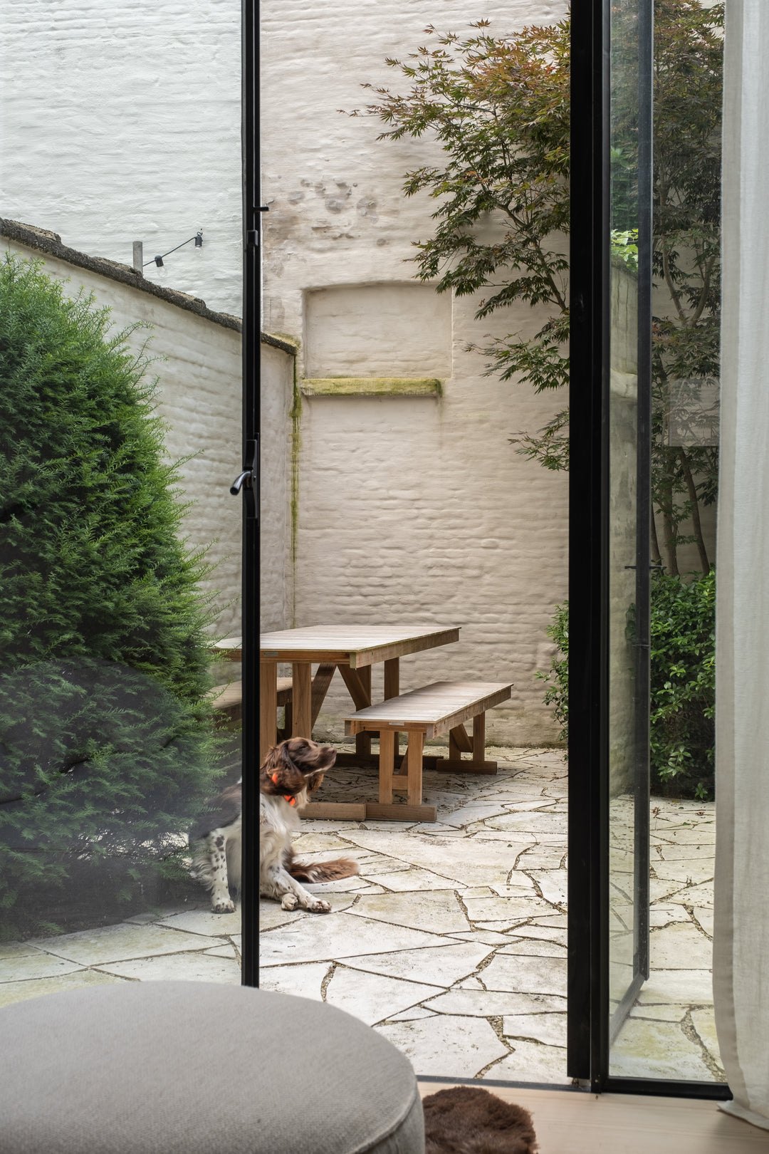 BM1871 Bench, outdoor seating, in AM Designs showroom, Antwerpen