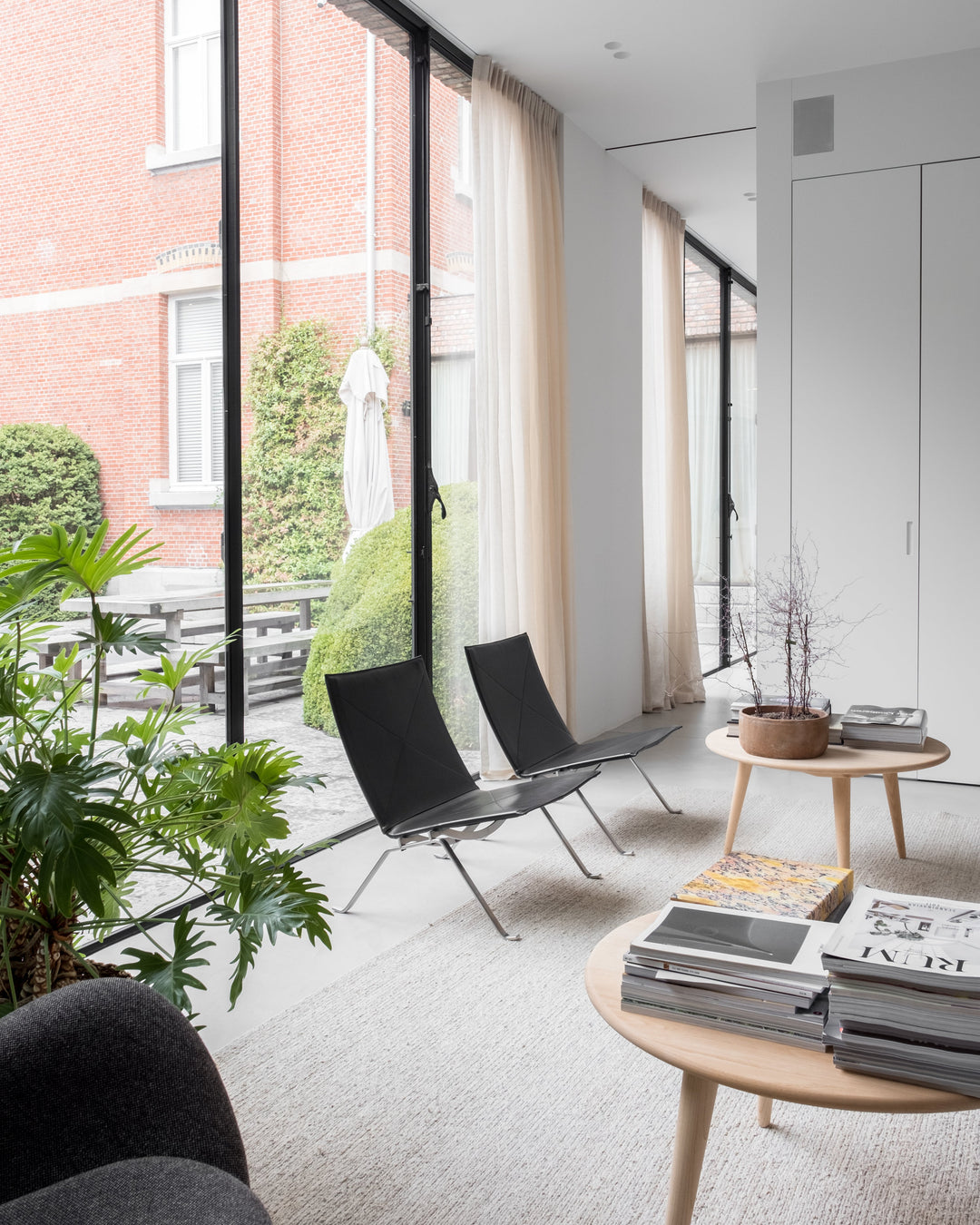 PK22 Chair Electric Blue, in AM Designs showroom, Antwerpen