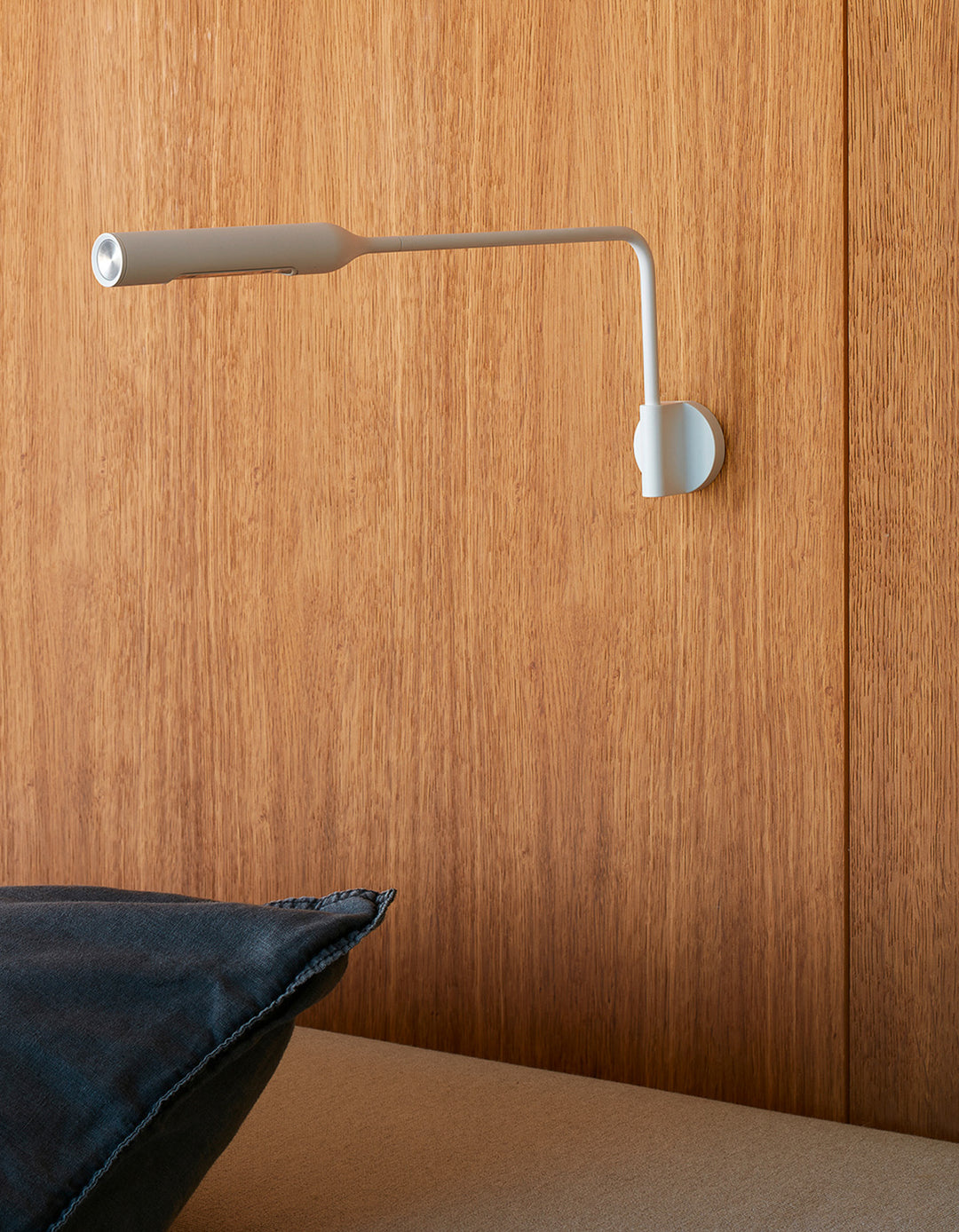 Flo Wall M LED, in AM Designs showroom, Antwerpen